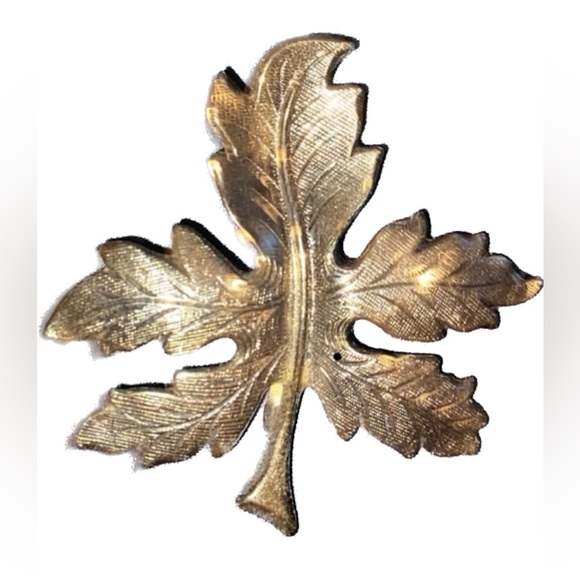 Vintage Maple Leaf Brooch. Antique Gold Tone. Measurements in photos. - Picture 3 of 7